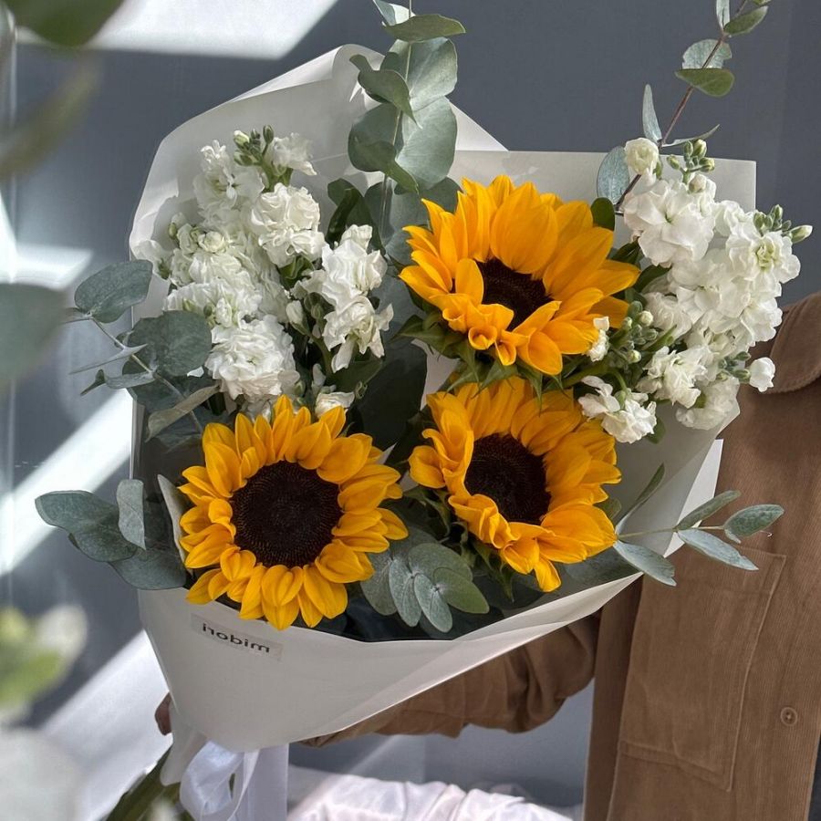 Букет из маттиолы и подсолнухов