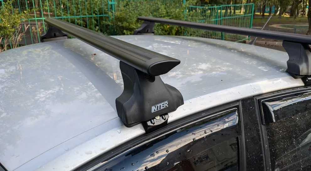 Багажник на крышу INTER Spectr (модельный) с чёрными аэродинамическими дугами КРЫЛО (82 мм)