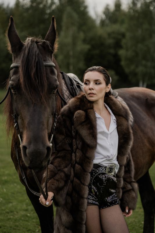 Рукава выполнены впервые в худож. выкладке шкур - орнаментом! Для искушенных!