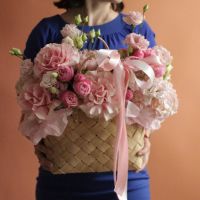 Корзина нежнятина с французскими розами и эустомой