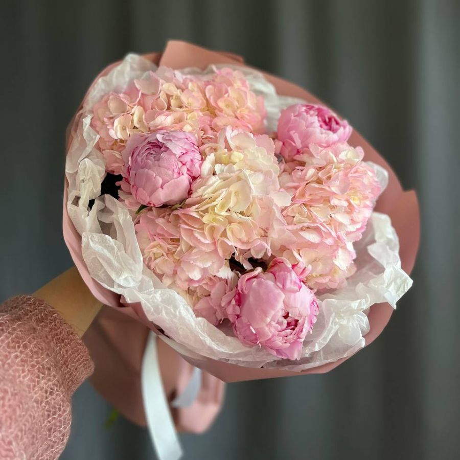 Букет из пионов и гортензий