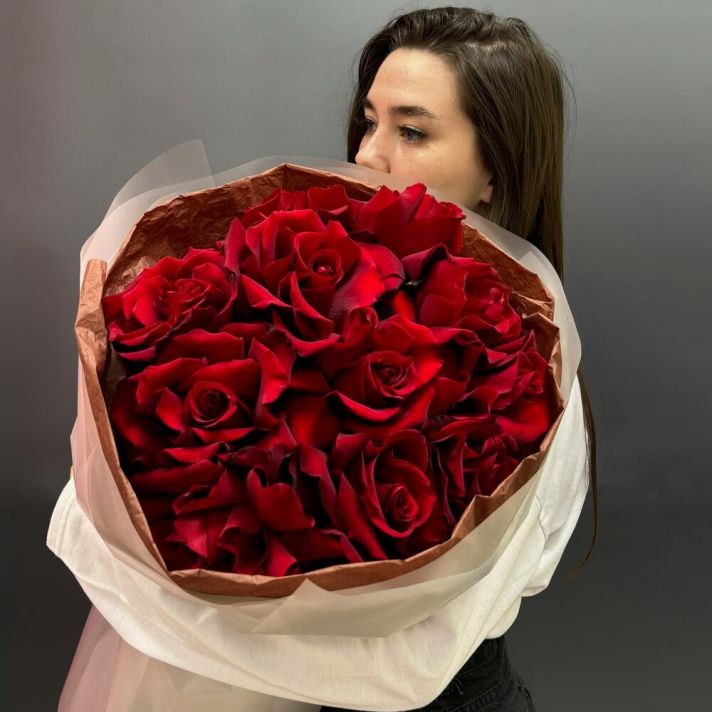 Объемный букет из красных французских роз в авторской упаковке