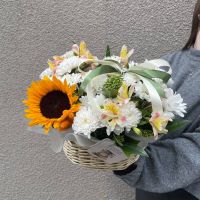 Корзинка с хризантемой и подсолнухом