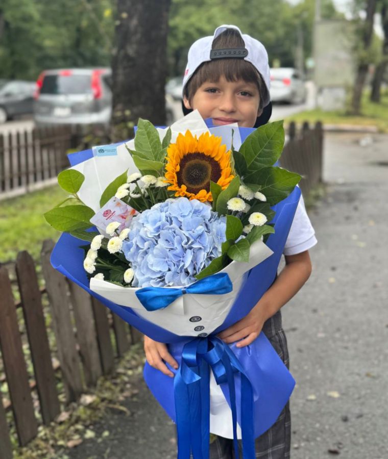 Букет с одной гортензии и подсолнухом