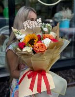 Букет из эквадорских роз и подсолнуха