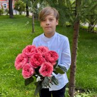 7 пионовидных роз