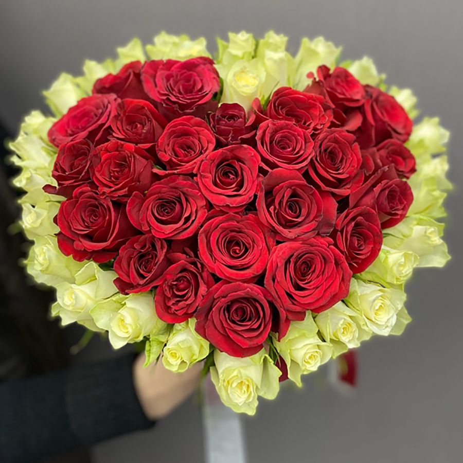 Сердце из 55 красных и белых роз