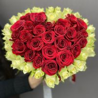 Сердце из 55 красных и белых роз