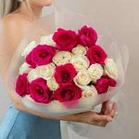 25 белых и розовых роз