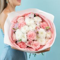 Букет с диантусами и хризантемой