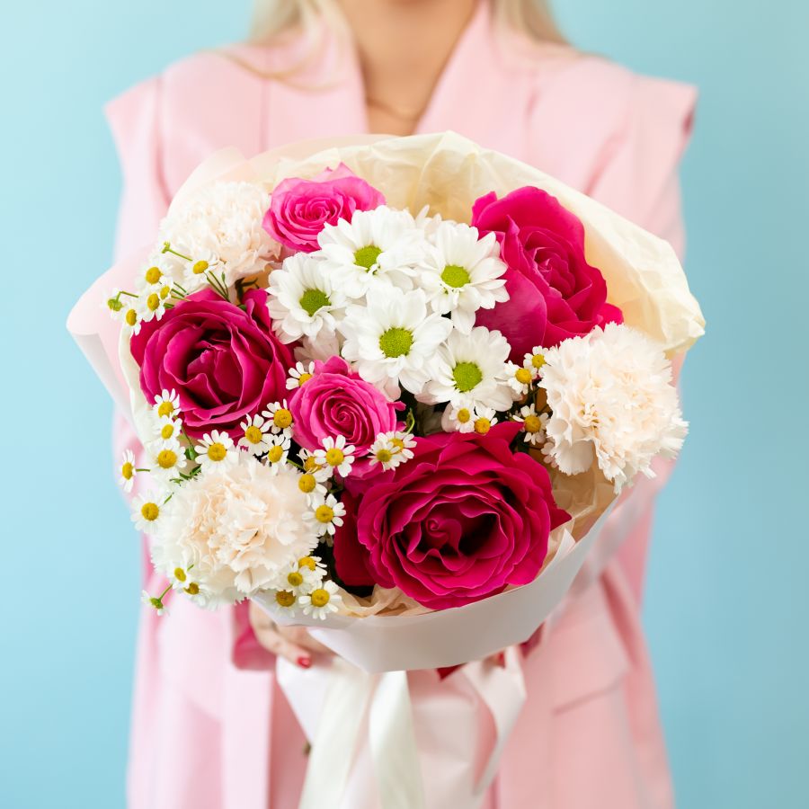 Сборный яркий букет из ромашек и роз