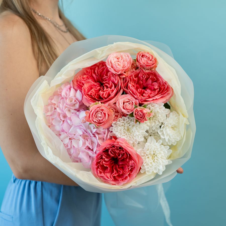 Сборный с пионовидными розами и гортензией