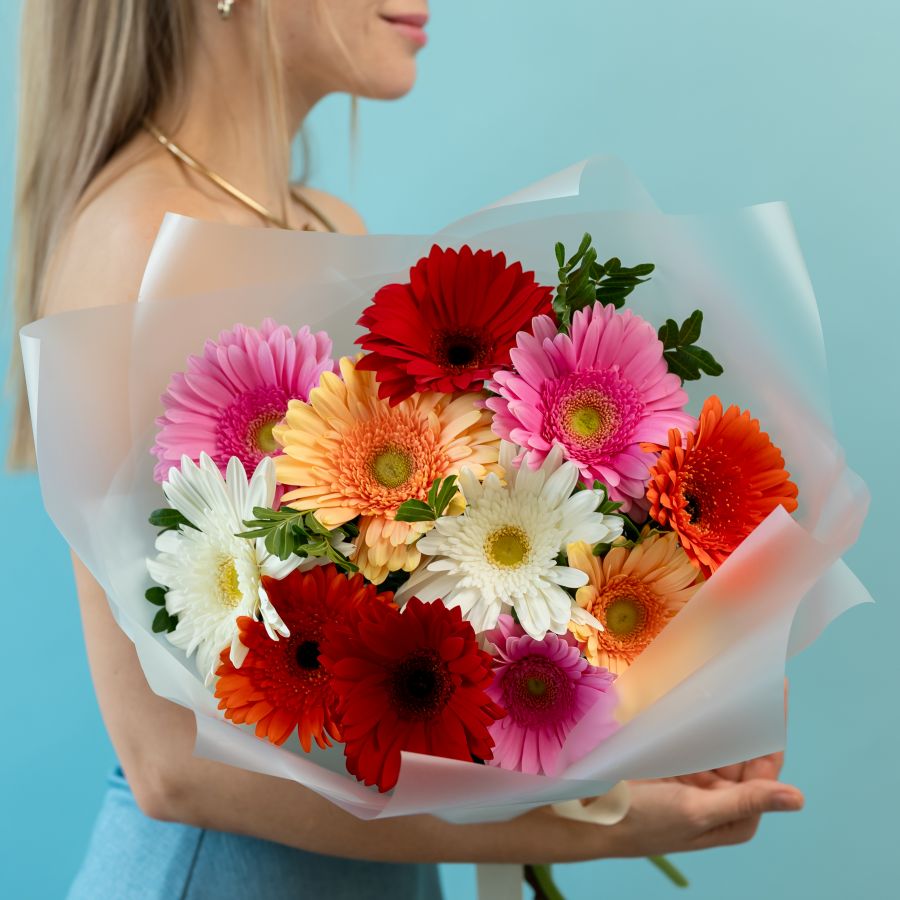 11 гербер, цвет микс  с зеленью