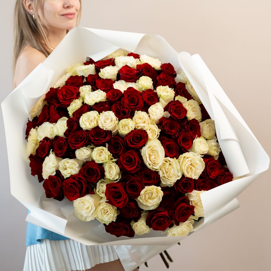 101 красная и белая роза в упаковке (60см)