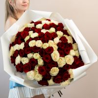101 красная и белая роза в упаковке (60см)