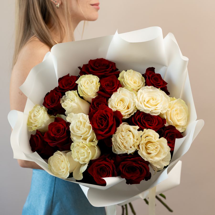 25 красных и белых роз (60см)