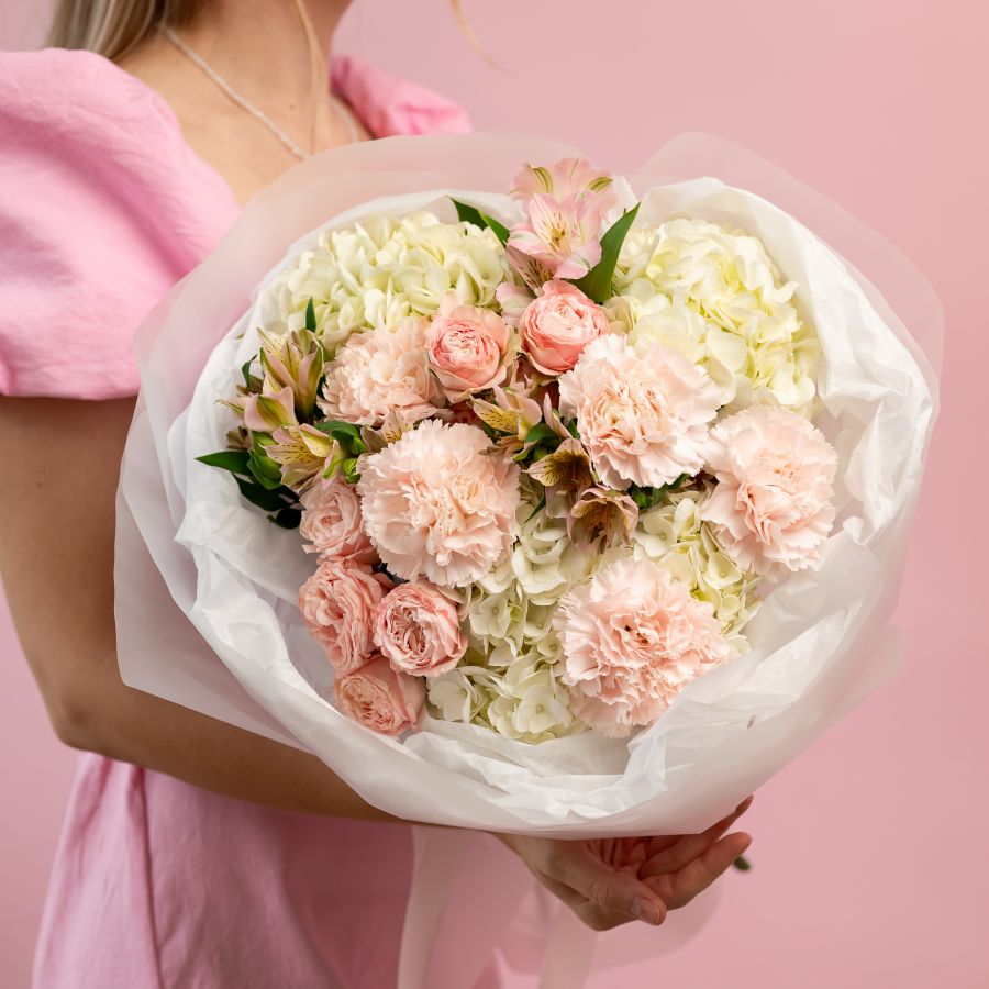 Сборный круглый букет с гортензией