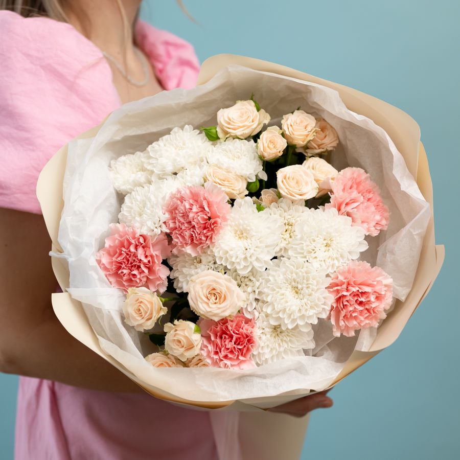 Сборный нежный букет из хризантем и диантусов