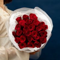 25 красных роз в оформлении (40см)