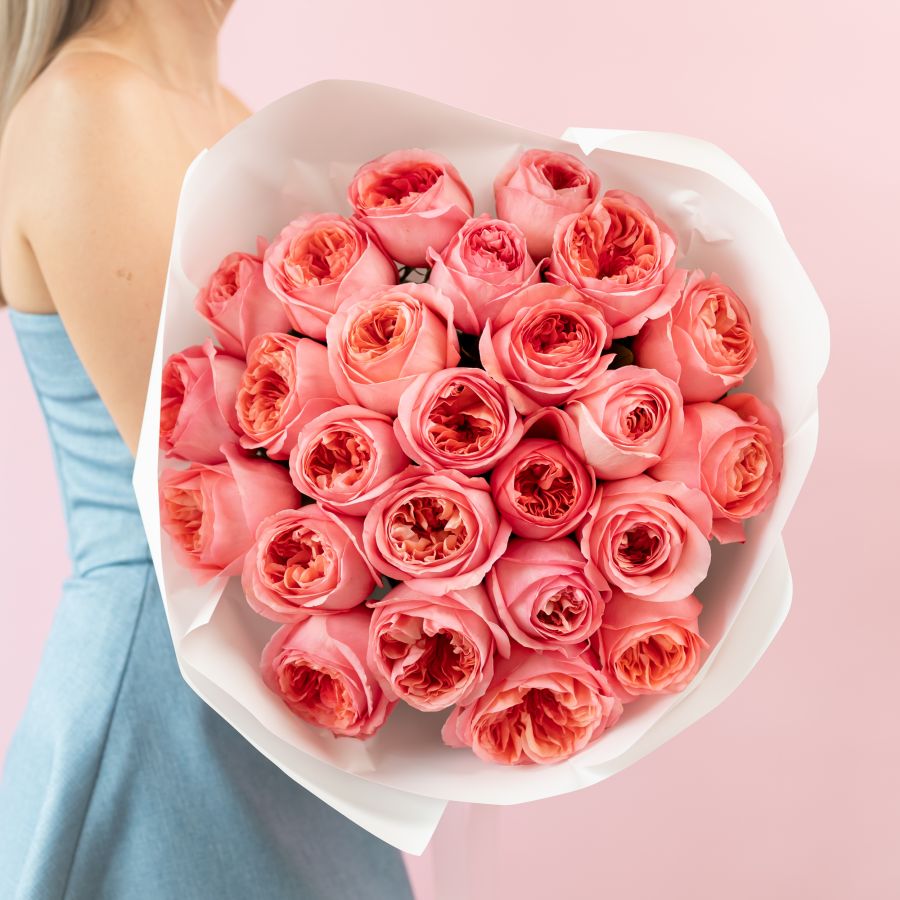 25 пионовидных роз в упаковке