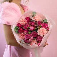 Сборный букет из кустовых роз и диантусов