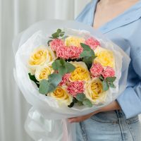 Сборный Букет с кремовой розой (сорт Кендл Лайт)