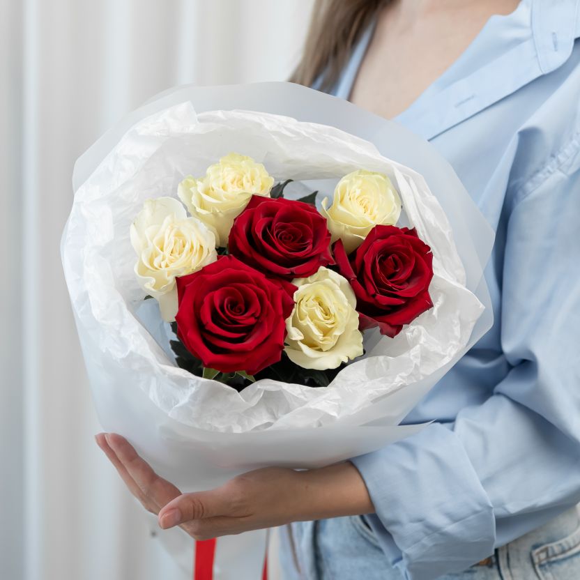 Красная и белая роза от 7 шт (60 см Эквадор)
