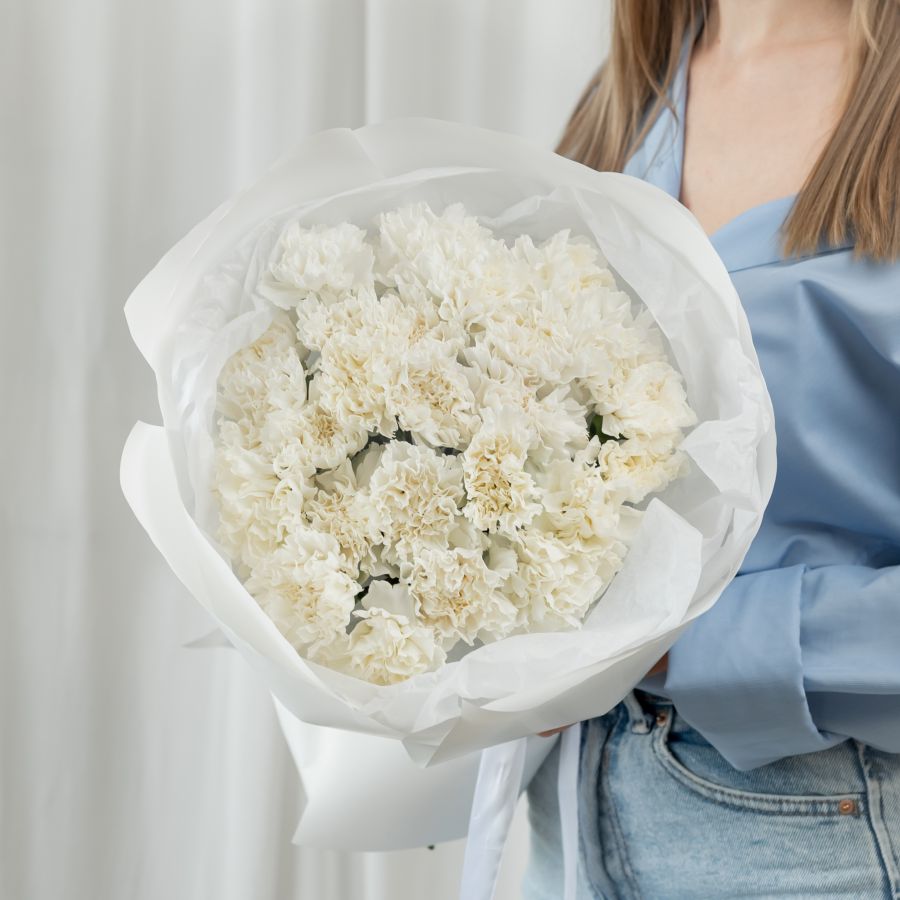 25 белых диантусов