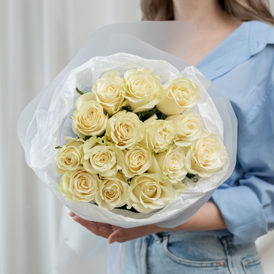 15 белых роз Эквадор (сорт Мондиаль)