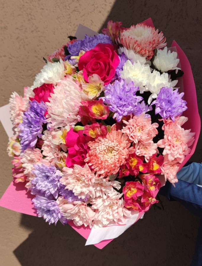 Роскошный микс крупных и кустовых хризантем