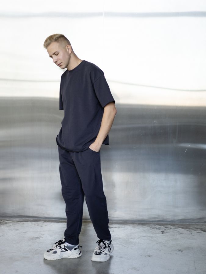 Брюки с защипами графит