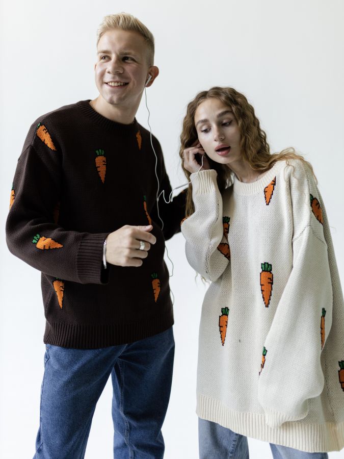 Свитер с морковками шоколад