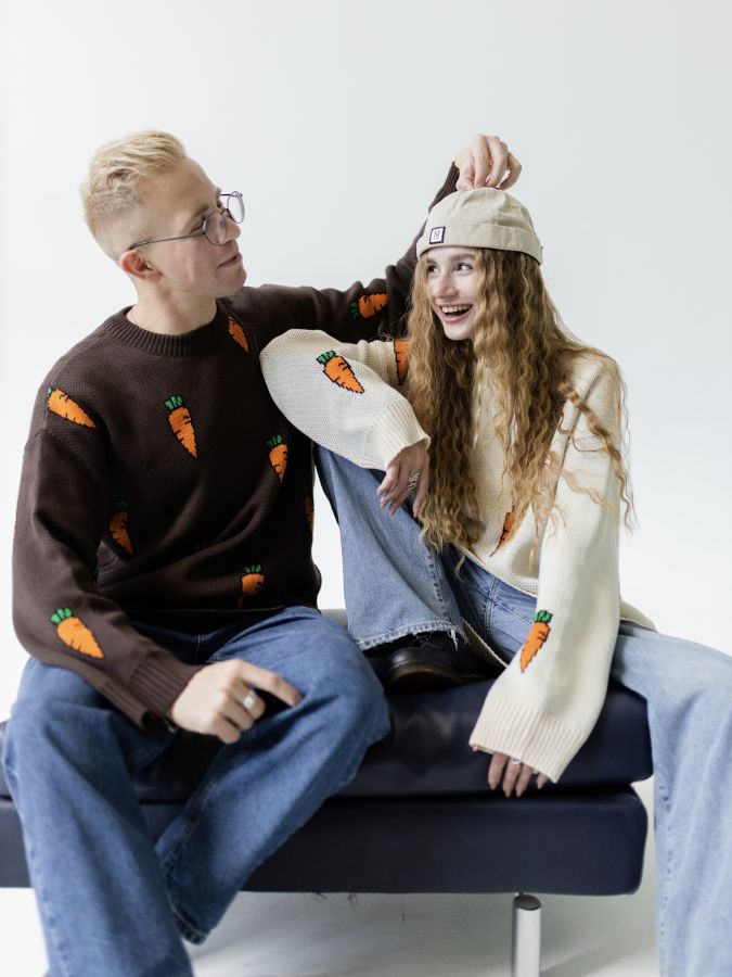 Свитер с морковками шоколад