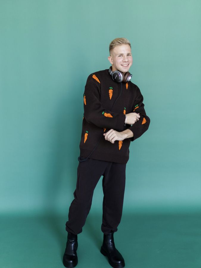 Свитер с морковками шоколад