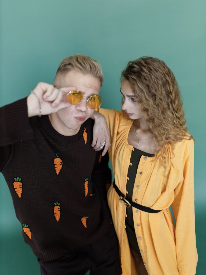 Свитер с морковками шоколад