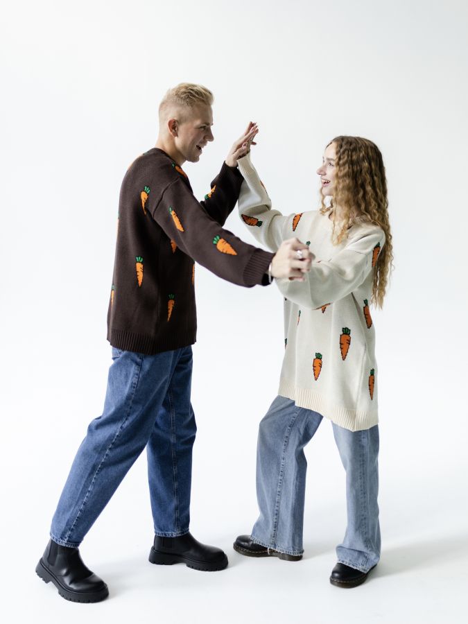 Свитер с морковками шоколад