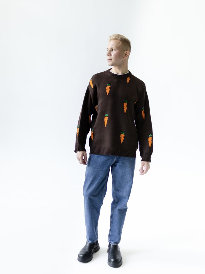 Свитер с морковками шоколад