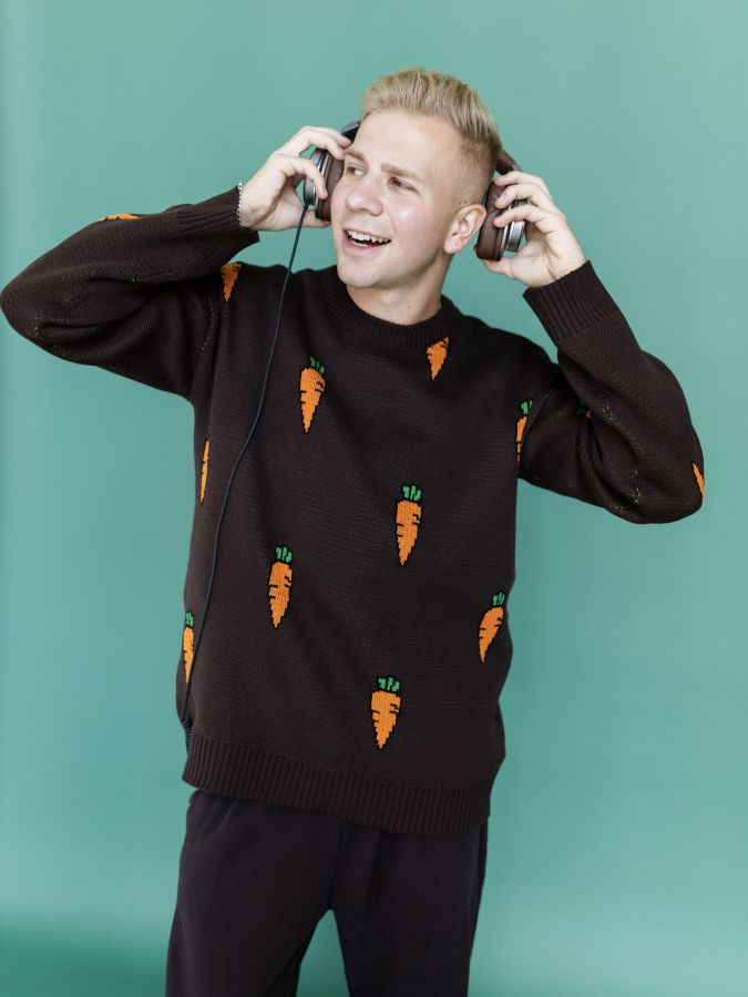 Свитер с морковками шоколад