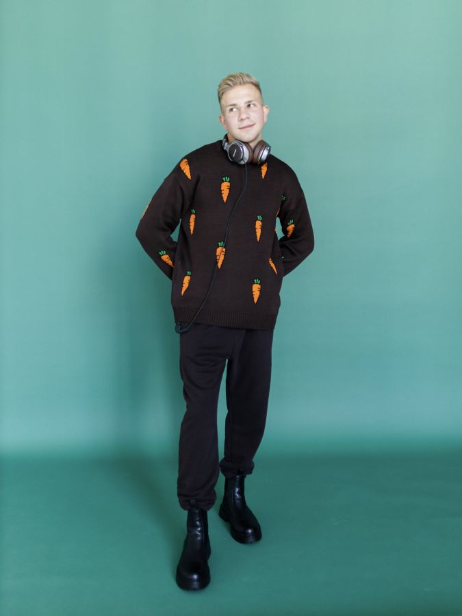 Свитер с морковками шоколад