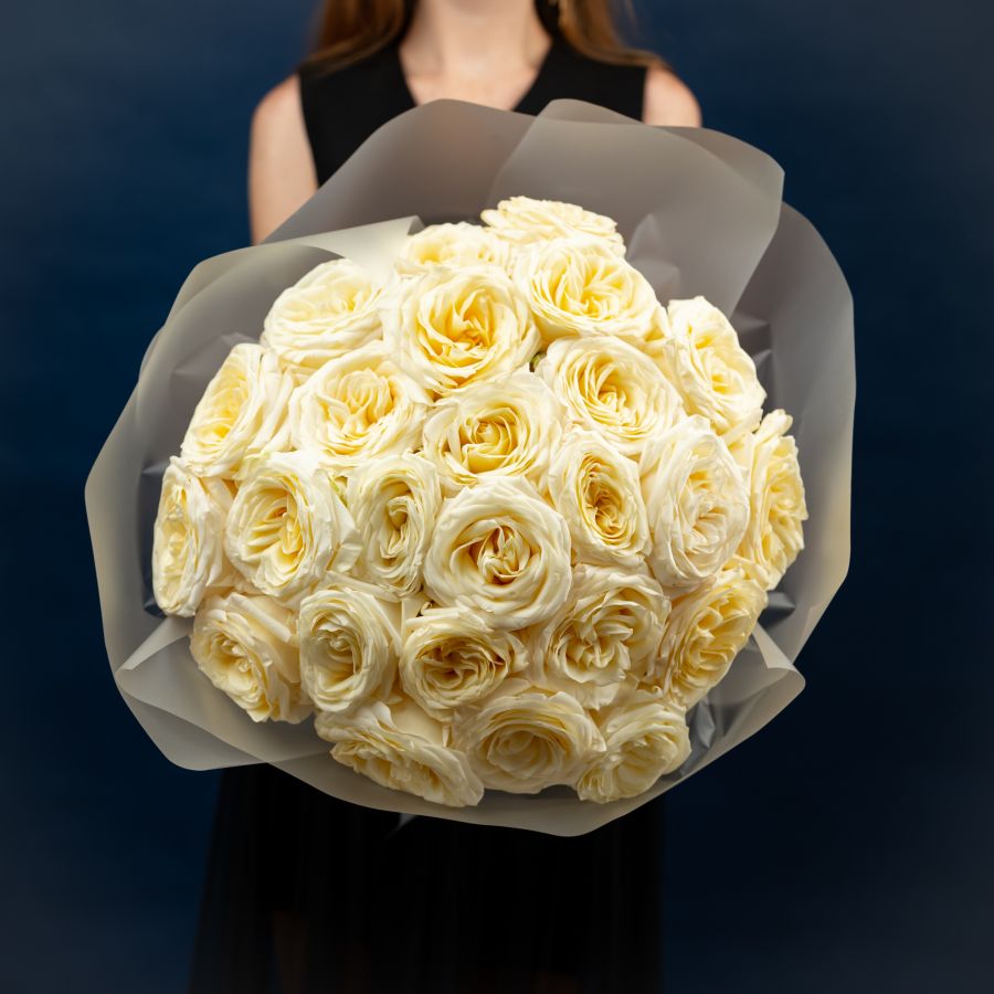 25 пионовидных роз (сорт Кендл Лайт)