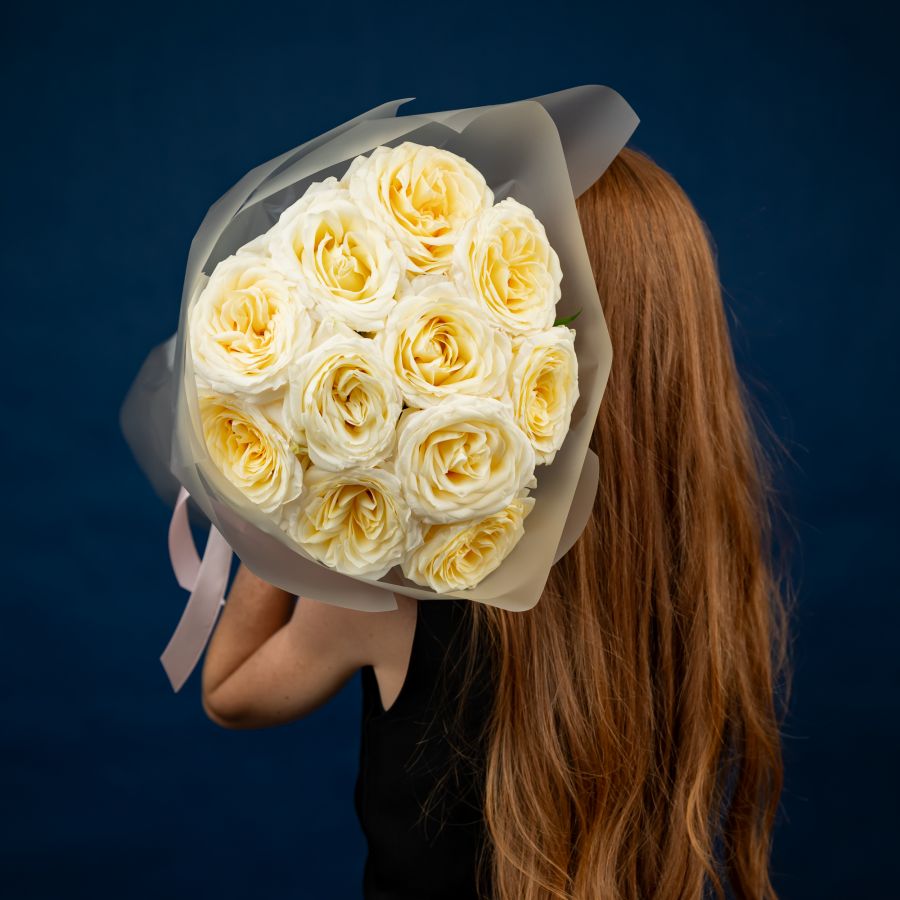 11 пионовидных роз (сорт Кендл Лайт)