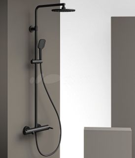 Teska Galaxy Mix DK1009 mat qara duş stöyünün yan görünüşü - Tənzimlənən hündürlüyü və üst duş çıxışını nümayiş etdirərək funksionallığı vurğulayır.