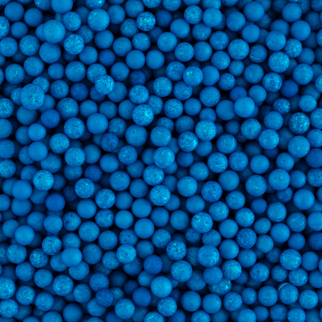 Синие крупные пенопластовые шарики