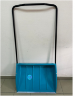 Скрепер-волокуша ФИШКАРС для уборки снега (цветной). Габариты 740х570х1495 мм, алюм. планка.