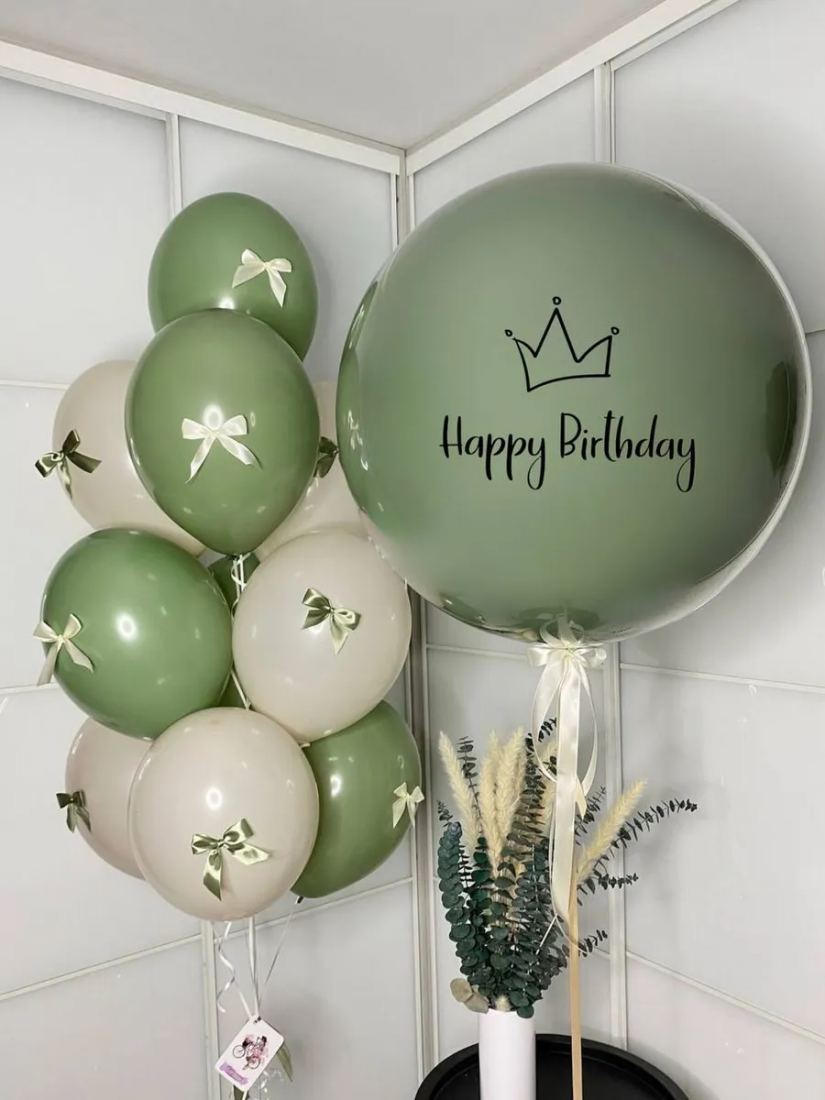 Оливковый сет с бантиками из шаров с гелием