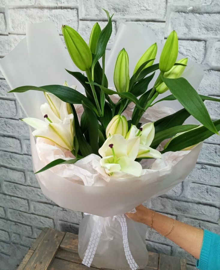 Моно букет с лилией