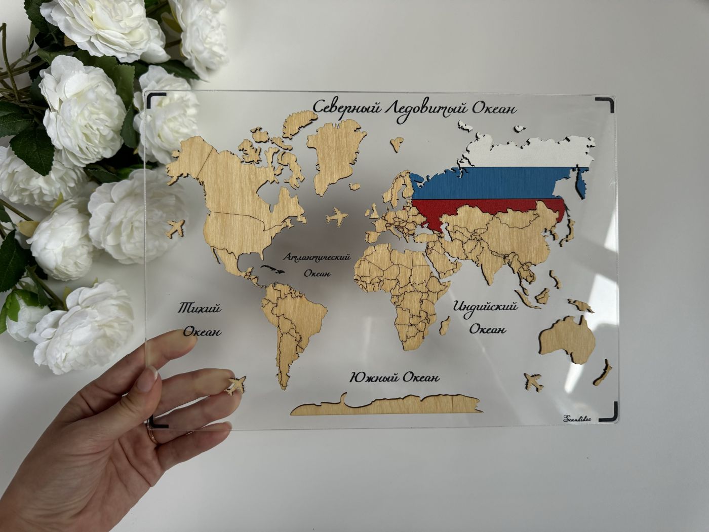 Настольная мини-карта мира из дерева, c акцентной Россией, на стеклянной подложке
