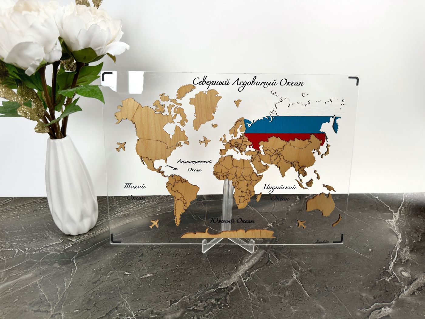 Настольная мини-карта мира из дерева, c акцентной Россией, на стеклянной подложке