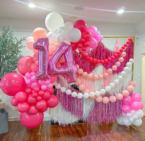 Фотозона с бахромой и бусами из шаров