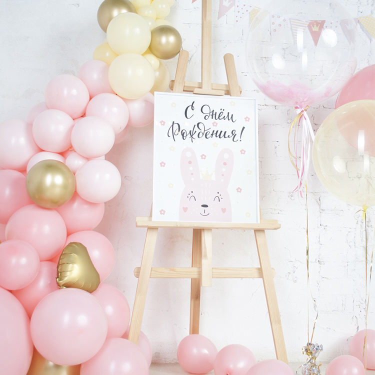 Нежная фотозона с мольбертом с 3 большими шарами с гелием из шаров
